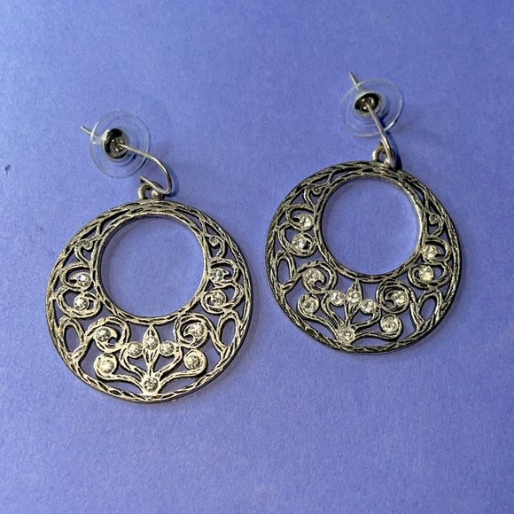 Bundle of 9 Pairs of Assorted Pierced Earrings - Picture 9 of 10